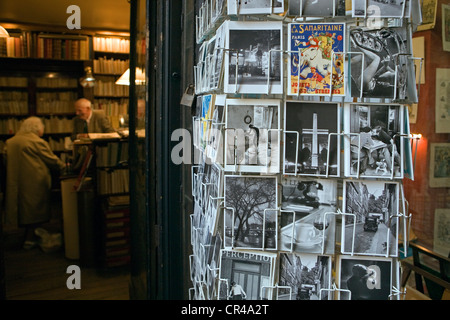 France, Paris, Galerie Vivienne, cartes postales en vente à la librairie ancienne Banque D'Images