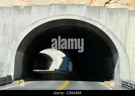 Tunnels le long du réservoir de Buffalo Bill Forêt nationale de Shoshone Parc National de Yellowstone au Wyoming Banque D'Images