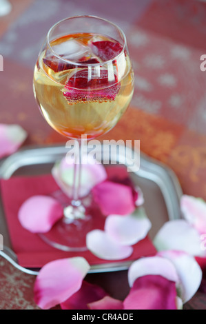 Verre de champagne avec des pétales de rose, Xavier Banque D'Images