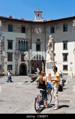 Italie, Toscane, Pise, la Piazza dei Cavalieri (Place des Chevaliers), le Palazzo dell'Orlogio, Cosimo I de Médicis statue Banque D'Images