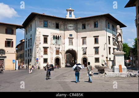 Italie, Toscane, Pise, la Piazza dei Cavalieri (Place des Chevaliers), le Palazzo dell'Orlogio, Cosimo I de Médicis statue Banque D'Images