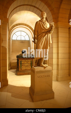 France, Paris, le Quartier Latin, le Panthéon, la statue de Voltaire Banque D'Images