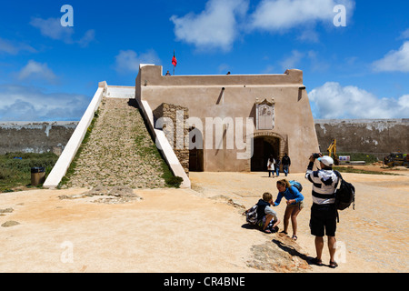 Les touristes à l'historique 16thC Fortaleza (forteresse) dans la région de Sagres, Algarve, Portugal Banque D'Images