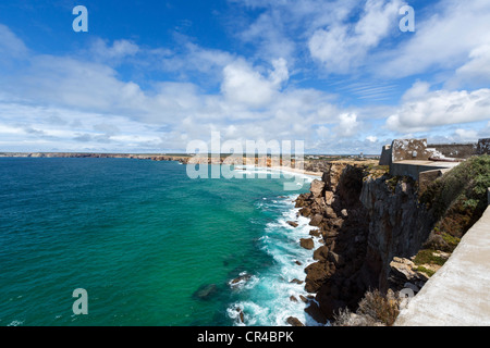 Vue depuis les remparts de l'historique 16thC Fortaleza (forteresse) dans la région de Sagres à vers Cabo Sao Vicente, Algarve, Portugal Banque D'Images