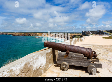 Cannon sur les murs de l'historique 16thC Fortaleza (forteresse) dans la région de Sagres, Algarve, Portugal Banque D'Images