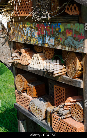 Hôtel pour les abeilles sauvages et les insectes Les insectes, l''hôtel, jardinage naturel, Niederaudorf dans la vallée de l'Inn, Bavière Haute-bavière Banque D'Images