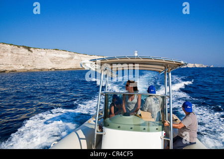 France, Corse du Sud, Bonifacio, en mer des falaises de craie et Grottes de Sdragonato Banque D'Images