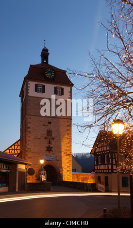 Les lumières de Noël sur Torturm tower, Nissaki, Buehlertal, Hohenlohe, Schwaebisch-Fraenkischer région Wald, Bade-Wurtemberg Banque D'Images