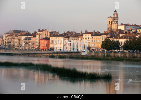 France, saone et loire, Macon, la vieille ville de Saone river banks docks, Vieux St Vincent cathédrale en arrière-plan Banque D'Images