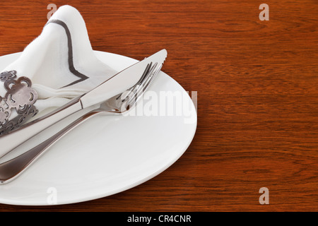 Tableau blanc élégant, sur une table en chêne foncé. Banque D'Images