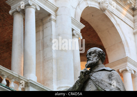 Statue d'Andrea Palladio à l'avant de la Basilique palladienne, Via Andrea Palladio, Vicenza, Vénétie, Italie, Europe Banque D'Images