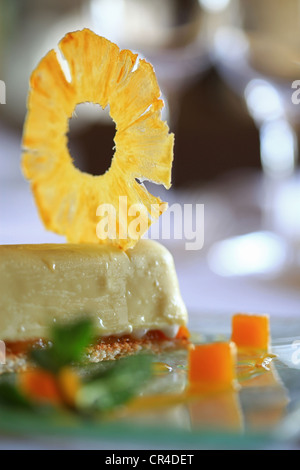 La France, Vaucluse, Lourmarin, La Feniere Inn, Restaurant, Reine Sammut, coco biscuit et gelée de fruits de la passion, parfait de Banque D'Images