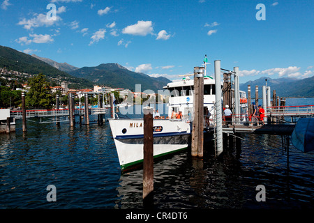 Bateau de plaisance sur le Lac Majeur, Locarno, Canton du Tessin, Suisse, Europe Banque D'Images