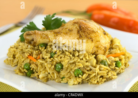 Plat péruvien appelé arroz con pollo (riz au poulet), qui est fait de riz, poulet, petits pois, maïs, aji (Chili) Banque D'Images