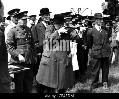 Churchill, sir Winston, 30.11.1874 - 24.1.1965, homme politique britannique, premier ministre 1940 - 1945, tir d'une arme de sous-machine de Sten, Kent, 1941, Banque D'Images