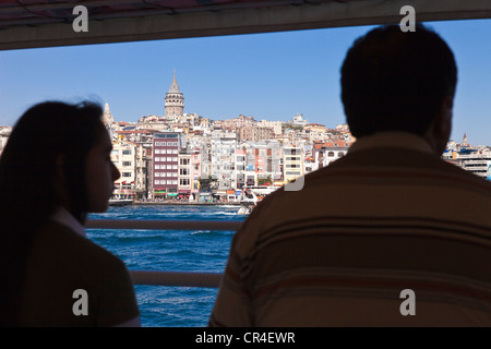 La Turquie, Istanbul, traversée en ferry du détroit de Bosphore, la Tour de Galata à l'arrière-plan Banque D'Images