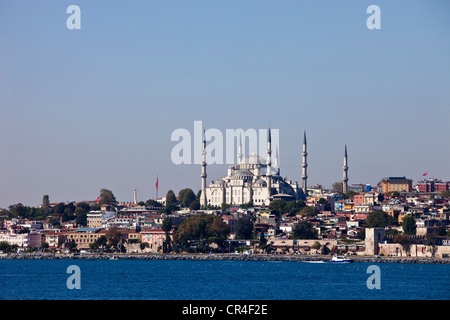 La Turquie, Istanbul, centre historique, patrimoine mondial de l'Unesco de Sultanahmet, Sultan Ahmet Camii (Mosquée Bleue) et le Bosphore Banque D'Images