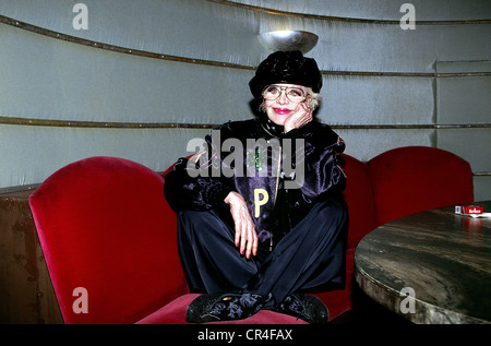Knef, Hildegard, 28.12.1925 - 1.2.2002, actrice allemande, demi-longueur, assise sur un canapé rouge, années 1990, Banque D'Images