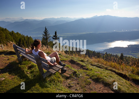 Female hiker surplombant le lac Millstaettersee, Carinthie, Autriche, Europe Banque D'Images