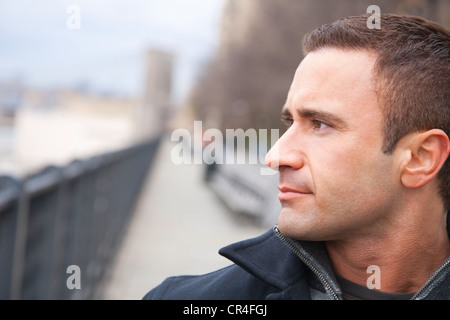 Profil de l'épaule de shot caucasian man à new york à la caméra de Banque D'Images