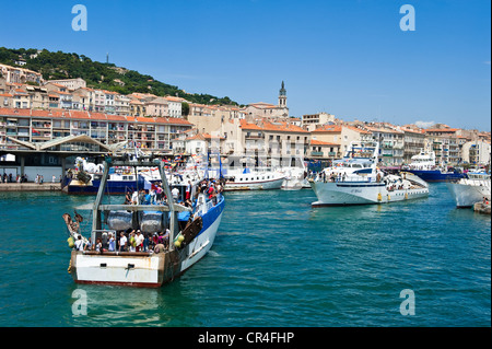 La France, l'Hérault, Sète, Vieux Port) vers le marché aux poissons jusqu'au Mont Saint Clair Banque D'Images