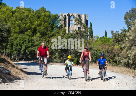 France Herault Gigean Massif de la Gardiole Vtt randonnée familiale avec l'abbaye Saint Félix de Montceau à l'arrière-plan Banque D'Images