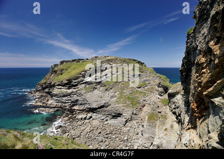 Château de Tintagel sur péninsule rocheuse Banque D'Images