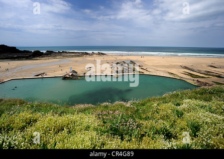 Piscine d'eau de mer sur la plage de Bude Banque D'Images