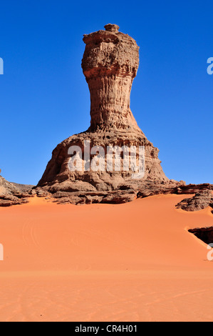 Formation rocheuse de grès près de Tin Merzouga, Tadrart, le Tassili n'Ajjer National Park, site classé au patrimoine mondial, l'Algérie, Sahara Banque D'Images