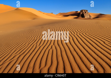 Rock formation dans les dunes de Moul N'Aga, Tadrart, le Tassili n'Ajjer National Park, site classé au patrimoine mondial, l'Algérie, Sahara Banque D'Images