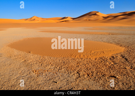 Le sel et l'argile pan et des dunes de sable d'In Tehak, Tadrart, le Tassili n'Ajjer National Park, site classé au patrimoine mondial, l'Algérie Banque D'Images