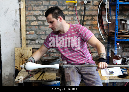 Stefano Mini, verrier maestro, Voltolina-Murano-Lab Factory, usine de verre d'art, Murano, Venise, Vénétie, Italie, Europe Banque D'Images