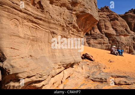 L'art rupestre néolithique avec panneau de Touareg la Tadrart, Tassili n'Ajjer National Park, site classé au patrimoine mondial, l'Algérie, Sahara Banque D'Images