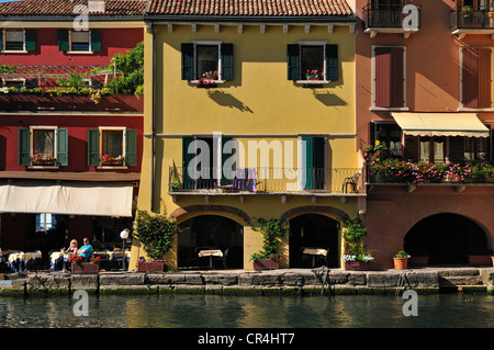 Bâtiments historiques dans le port du quartier historique de Malcesine, sur le lac de Garde, Vénétie, Vénétie, Italie, Europe Banque D'Images