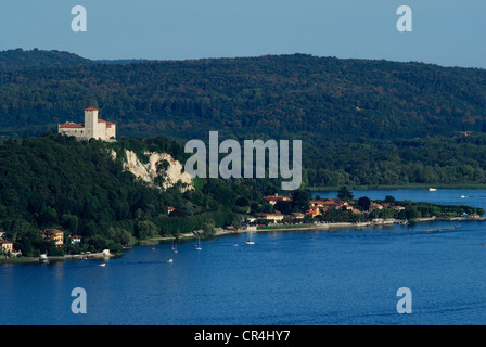 L'Italie, le Piémont, le Lac Majeur vu d'une route au-dessus de Meina, dans le backgrouns fortifications médiévales de Rocca di Angera Banque D'Images