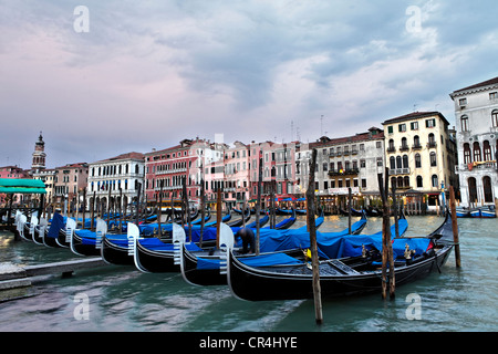 Gondoles, Canale Grande, quartier de San Marco, Venise, UNESCO World Heritage Site, Vénétie, Italie, Europe Banque D'Images