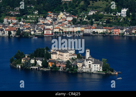 L'Italie, le Piémont, Le Lac d'Orta San Giulio, île et Orta San Giulio village vue de la Madonna del Sasso de culte situé sur la Banque D'Images