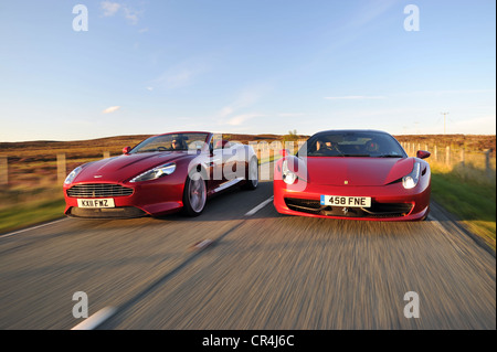 Ferrari 458 Italia et Aston Martin Virage route côte à côte au coucher du soleil Banque D'Images