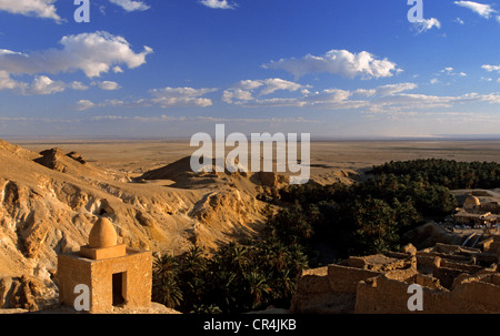 La Tunisie, le Gouvernorat de Tozeur, Chebika, oasis de montagne, un Marabout (sanctuaire du Saint) donnant sur le Chott el Jerid Banque D'Images