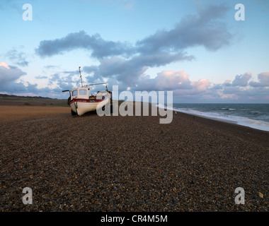 Un seul bateau de pêche sur le bardeau à Weybourne, Norfolk, Angleterre Banque D'Images