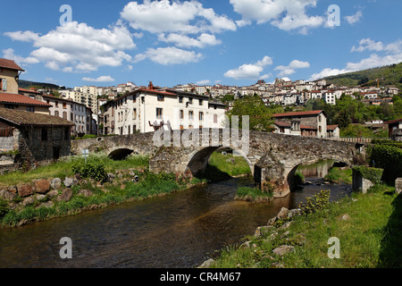 Moutier pont au-dessus de la rivière Durolle, Thiers, Puy de Dome, Auvergne, France, Europe Banque D'Images