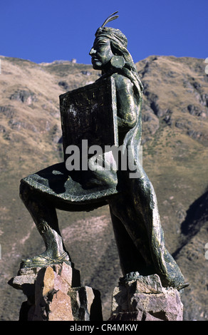 Statue de Manco Inca à Plaza Mayor à Ollantaytambo. Vallée Sacrée, le Pérou. Banque D'Images