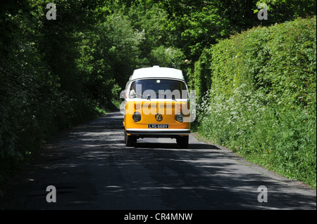 1979 Volkswagen VW Bay WIndow camping-van, bus micro conduire sur country lane Banque D'Images