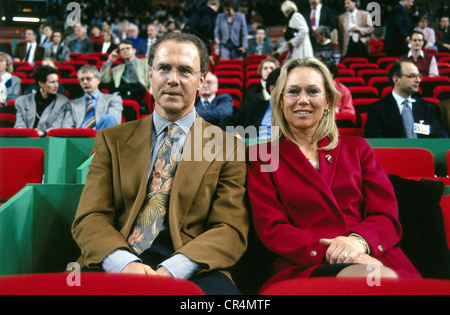 Beckenbauer, Franz, * 11.9.1945, joueur de football allemand, demi-longueur, avec sa femme Sybille, participant à un match de tennis, 1993, Banque D'Images