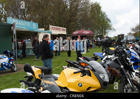 Stands commerciaux et des concessions au cours de la réunion de courses Superbike à Oulton Park Motor Racing Circuit Cheshire England UK Banque D'Images