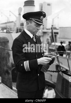 Prien, Guenther, 16.1.1908 - 7.3.1941, officier de marine allemand, lecture à l'embarcadère, vers 1940, Banque D'Images