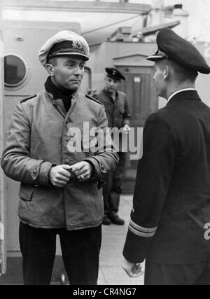 Prien, Guenther, 16.1.1908 - 7.3.1941, officier de marine allemand, parlant à un officier, Kiel, vers 1940, Banque D'Images