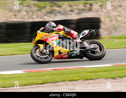 Moto de course dans le British Superbike BSB réunion de courses à Oulton Park Motor Racing Circuit Cheshire England UK Banque D'Images