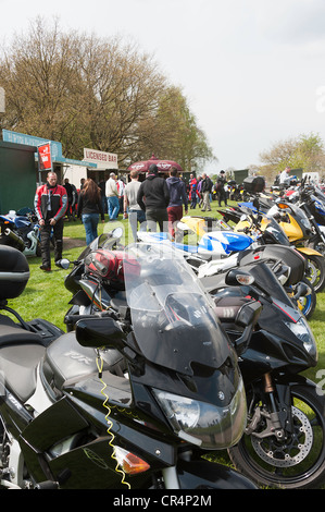 Stands commerciaux et des concessions au cours de la réunion de courses Superbike à Oulton Park Motor Racing Circuit Cheshire England UK Banque D'Images