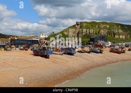 Hastings front de mer avec la Hastings Contemporary Art Gallery derrière les bateaux de pêche sur la plage de la vieille ville de Stade, East Sussex, Angleterre, Royaume-Uni, GB Banque D'Images